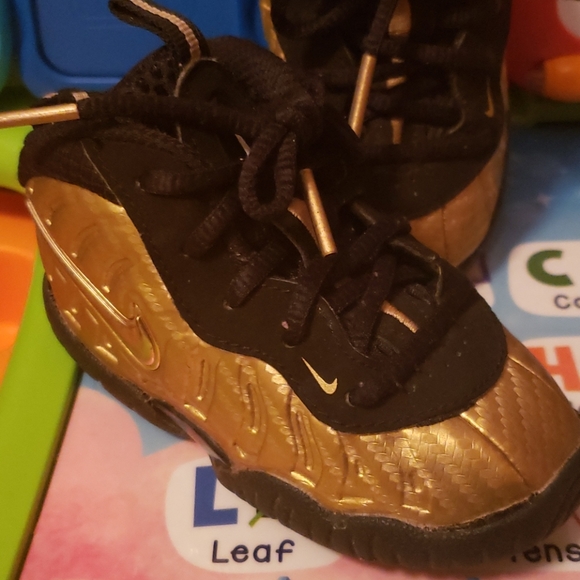 Nike-Foambosite GOLD and BLACK - Picture 2 of 4